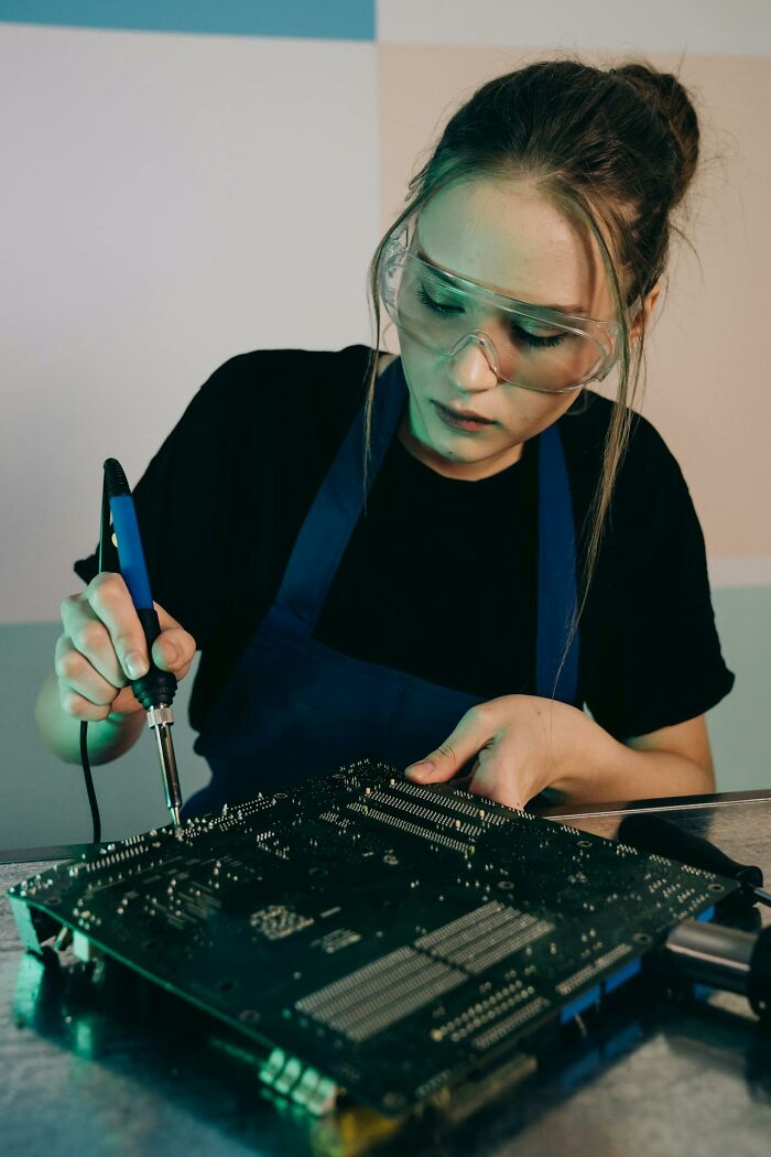 44 Everyday Acts Of Sexism So Normalized You Might Not Even Notice Them