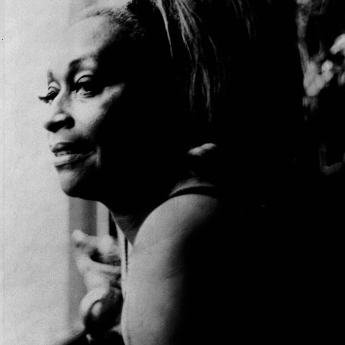 Figura pública pensativa en retrato en blanco y negro, representando figuras públicas que desaparecieron sin dejar rastro.