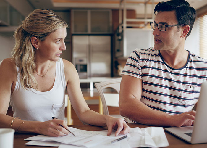 Man With $350K Salary Tells Girlfriend To Find A Better Job After She Can&rsquo;t Afford Half The Rent