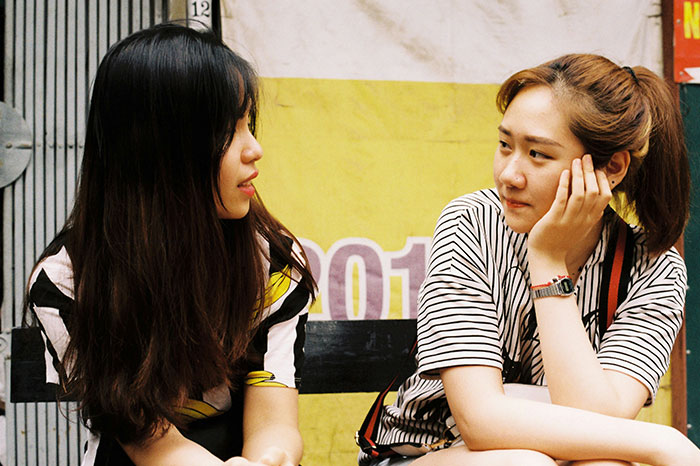 Two women with high social skills engaged in a deep conversation, focusing on common mistakes in conversations.