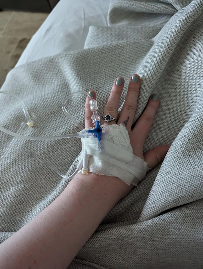 Mano con vía intravenosa y algodón en la cama, símbolo visual de que siempre puede empeorar según fotos impactantes.