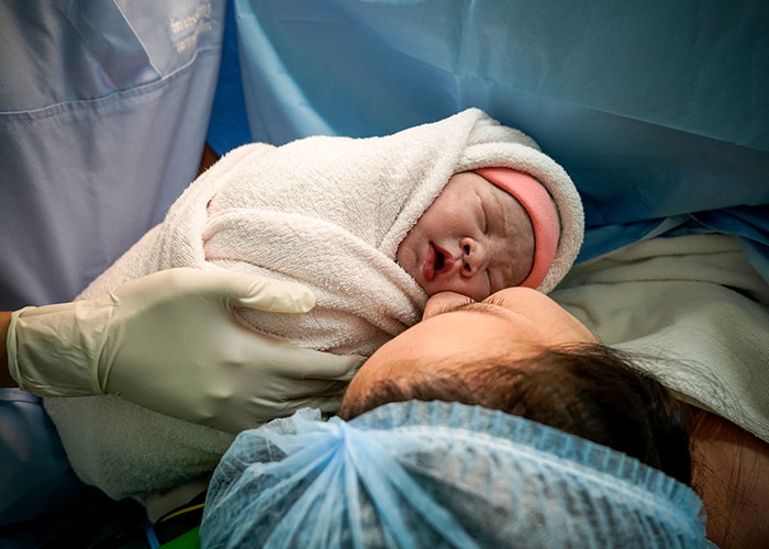 37 People Who Work At Maternity Wards Share The Weirdest Thing A Father Has Done