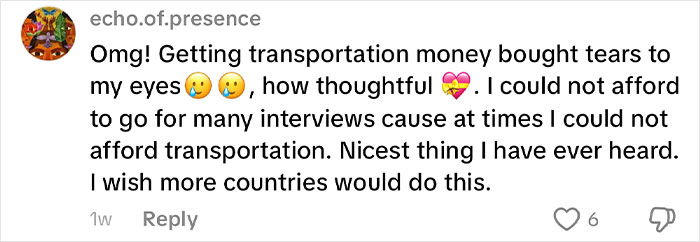 Social media comment about woman sharing gifts received during job interviews in Korea, expressing gratitude for transportation money.