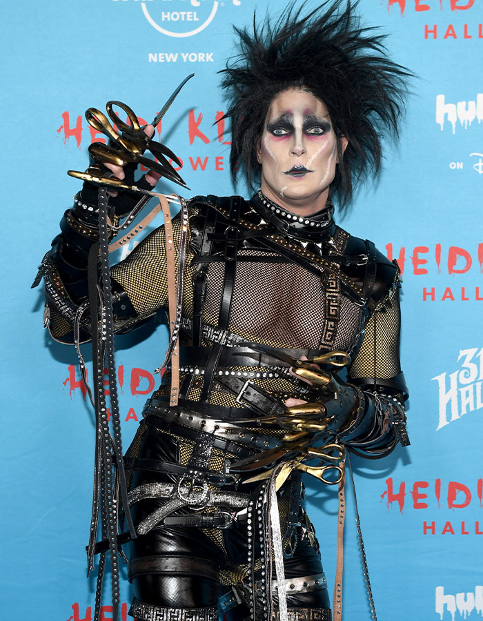 Disfraz de celebridad impactante en Halloween, maquillaje oscuro y accesorios metálicos en el evento freak de Heidi Klum 2025.