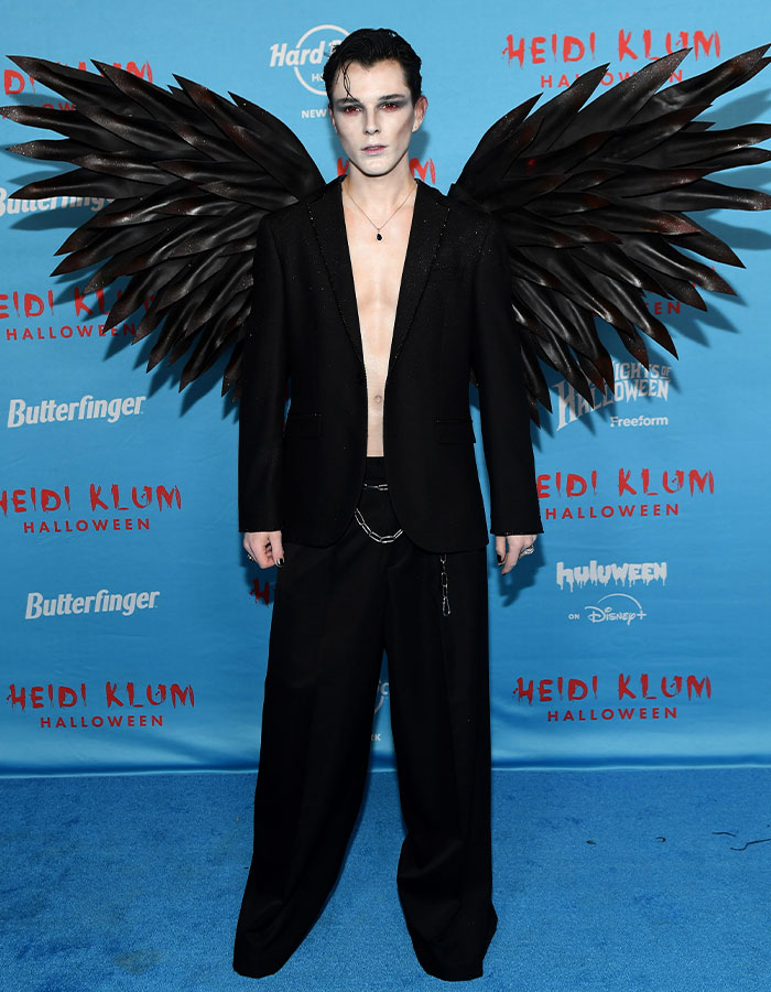 Disfraz oscuro con alas negras en evento de Halloween de Heidi Klum, destacando entre los famosos en la fiesta 2025.