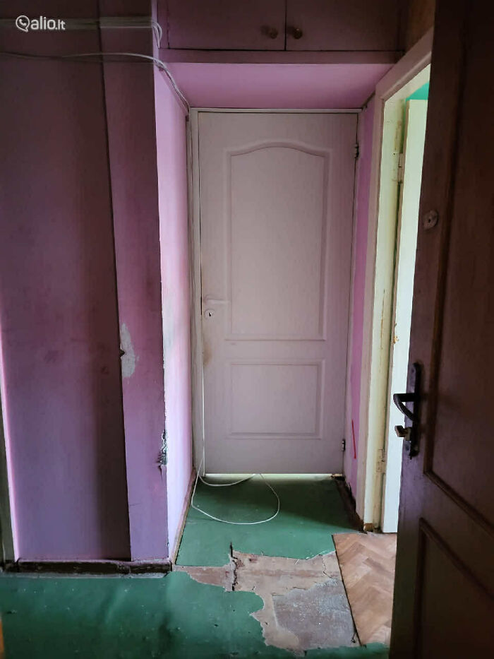 Interior de vivienda con paredes rosas y piso en mal estado, ejemplo de anuncios inmobiliarios entretenidos y curiosos.