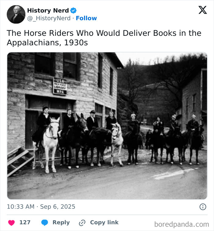Horse riders delivering books in the Appalachians during the 1930s, a rare and powerful photo exploring history.