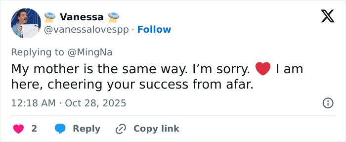 Screenshot of a Twitter reply expressing support for actress Ming-Na Wen discussing her mom&rsquo;s insults and acting journey.