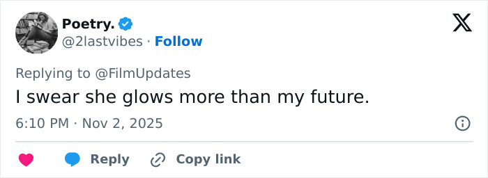 Twitter reply about Emilia Clarke&rsquo;s latest appearance, commenting on her glowing look amid discussions on same surgeries and Hollywood face trends.