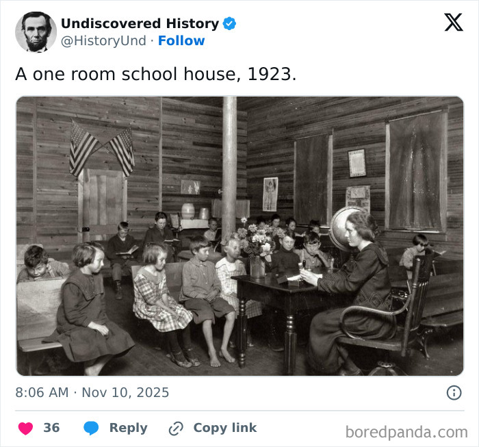 One room schoolhouse in 1923 showing a teacher and barefoot children, a fascinating photo revealing moments lost to time.