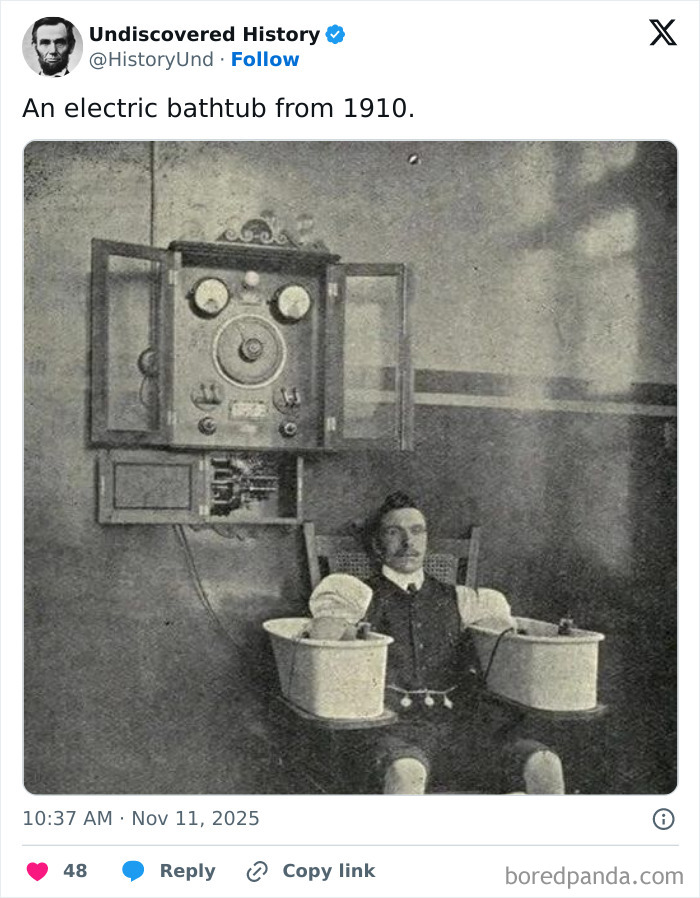 Man in 1910 using an early electric bathtub, a fascinating photo revealing moments lost to time.