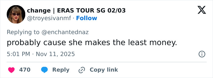 Twitter user replying to a debate about Kris Jenner's family photo and speculation on her least favorite family member.