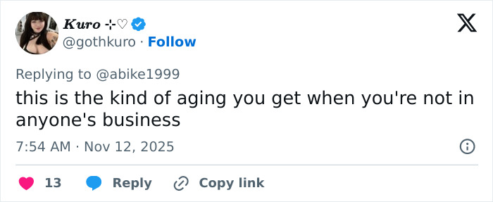 Tweet from user Kuro commenting on aging naturally without others' interference, related to Audrey Hepburn aging reactions.