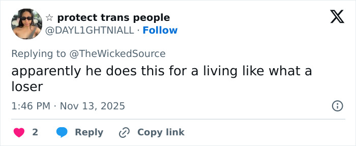 Screenshot of a Twitter reply criticizing the fan who attacked Ariana Grande at premiere, highlighting online backlash.