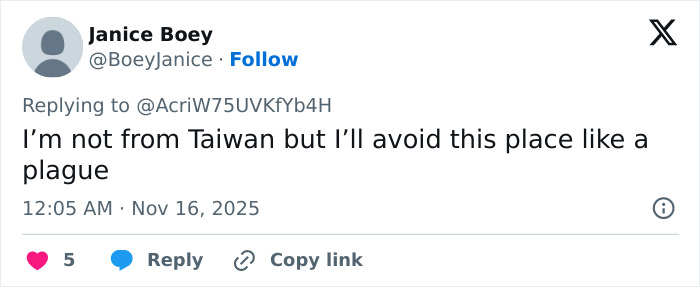 Social media comment expressing avoidance of restaurant after owner insulted tourists sharing pizzas. Social media comment expressing avoidance of restaurant after owner insulted tourists sharing pizzas.