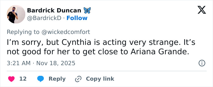 Screenshot of a tweet discussing Cynthia Erivo acting strangely and her closeness to Ariana Grande after interview incidents.