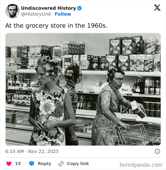 Women with hair curlers shopping in a grocery store in the 1960s, a fascinating photo revealing moments lost to time.