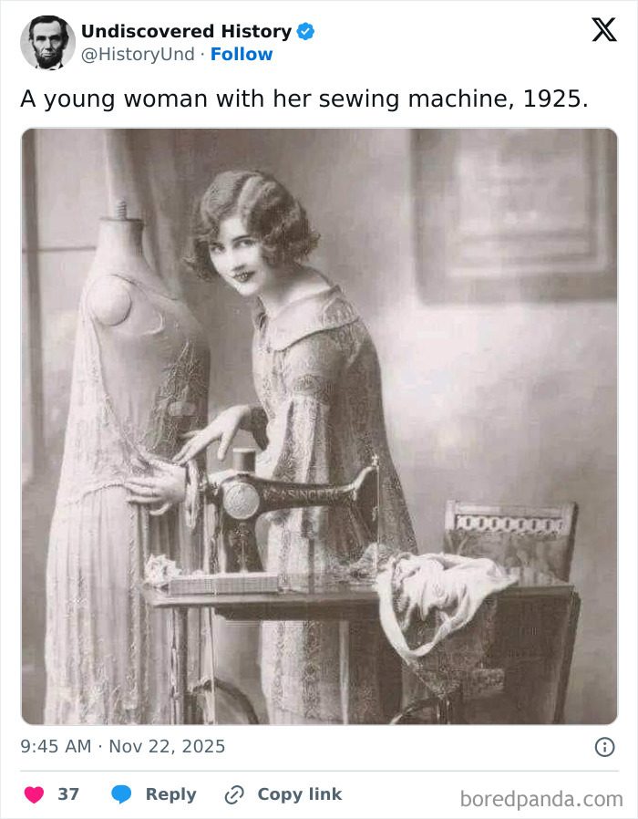 Young woman using a sewing machine in 1925, a fascinating photo revealing moments lost to time and vintage craftsmanship.