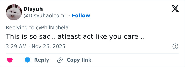 Tweet reaction criticizing Calvin Klein boyfriend&rsquo;s response after 83-year-old stumbles, sparking Gold Digger debate online.