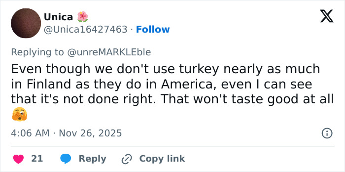 Tweet criticizing Meghan Markle&rsquo;s Thanksgiving turkey preparation, highlighting a cultural cooking faux pas.