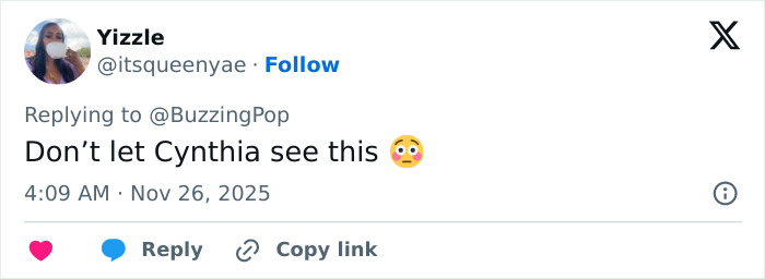 Screenshot of a Twitter reply reacting to Ariana Grande getting roasted after an intimate interaction with Jonathan Bailey.