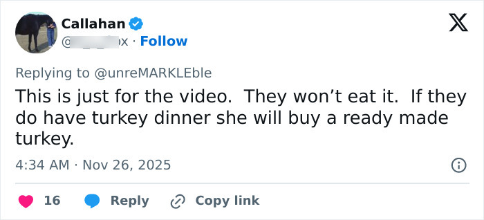 Tweet discussing Meghan Markle turkey dinner choices amid Thanksgiving turkey faux pas controversy.