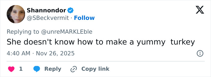 Twitter reply criticizing Meghan Markle&rsquo;s Thanksgiving turkey skills, mocking her cooking faux pas online.