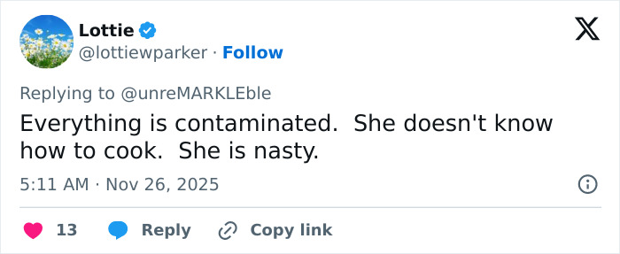 Screenshot of a Twitter reply mocking Meghan Markle&rsquo;s Thanksgiving turkey cooking skills during a social media controversy.