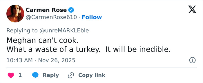 Tweet criticizing Meghan Markle for Thanksgiving turkey preparation, mocking her cooking skills and the turkey quality.
