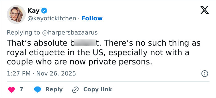 Screenshot of a social media reply criticizing Meghan Markle’s royal gesture and discussing royal etiquette in the US. Screenshot of a social media reply criticizing Meghan Markle’s royal gesture and discussing royal etiquette in the US.