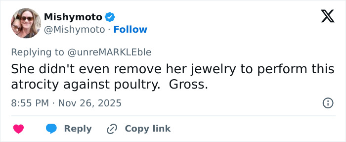 Social media reaction mocking Meghan Markle&rsquo;s Thanksgiving turkey handling seen in a critical tweet.