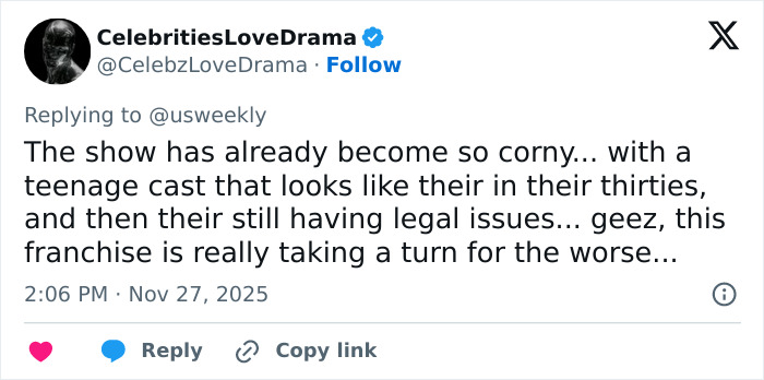 Tweet screenshot criticizing Stranger Things cast and franchise, mentioning bullying suffered by Millie Bobby Brown.