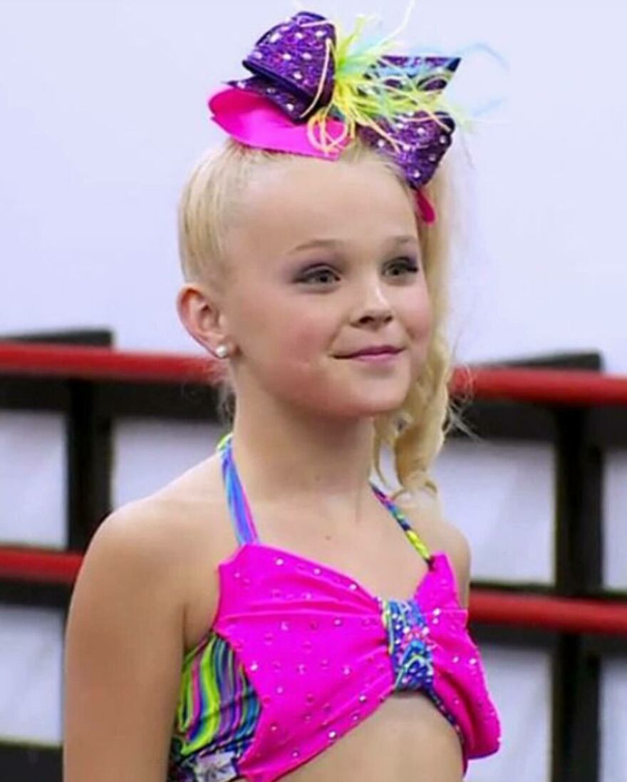 Jojo Siwa smiling in a colorful outfit and large bow, representing music streams and merch sales boosting her net worth in 2025. Jojo Siwa smiling in a colorful outfit and large bow, representing music streams and merch sales boosting her net worth in 2025.