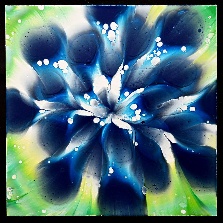 Simple Napkin Trick Creates Beautiful Flower 🌸 Reverse Flower Dip Acrylic Pouring Simple Napkin Trick Creates Beautiful Flower 🌸 Reverse Flower Dip Acrylic Pouring