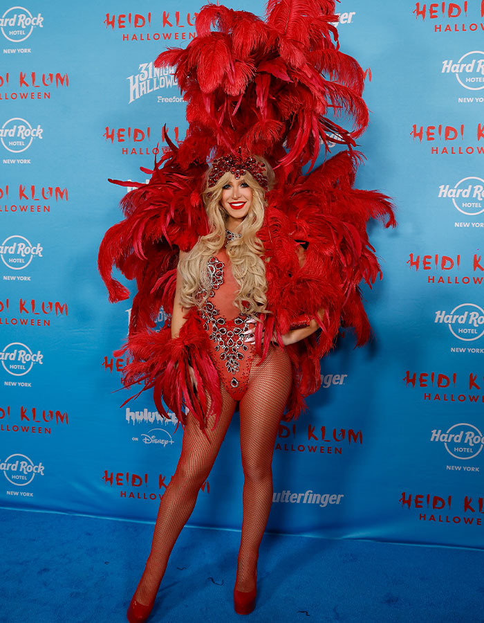 Disfraz espectacular de plumas rojas en Halloween de celebridades que sorprendió en el Freak-Fest 2025 de Heidi Klum.