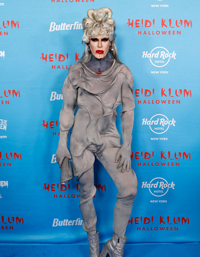 Disfraz de celebridad en Halloween de Heidi Klum 2025, con maquillaje y traje inspirado en estilo freak y aterrador.