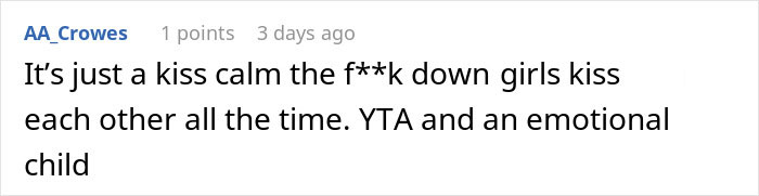 Screenshot of an online comment reacting to a girlfriend kissing another woman in front of friends.