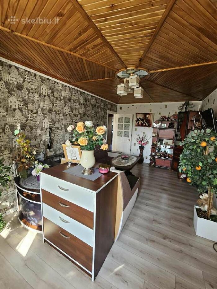 Sala de estar con decoración tradicional y flores, parte de las listas de bienes raíces más entretenidas encontradas en Facebook.