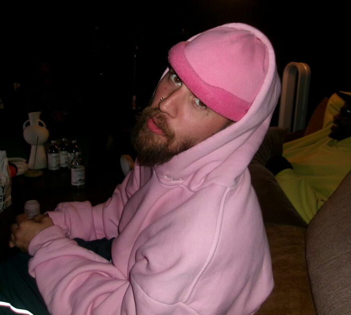 Justin Bieber wearing a pink hoodie and cap, with fans expressing concern after noticing something on his c****h. Justin Bieber wearing a pink hoodie and cap, with fans expressing concern after noticing something on his c****h.