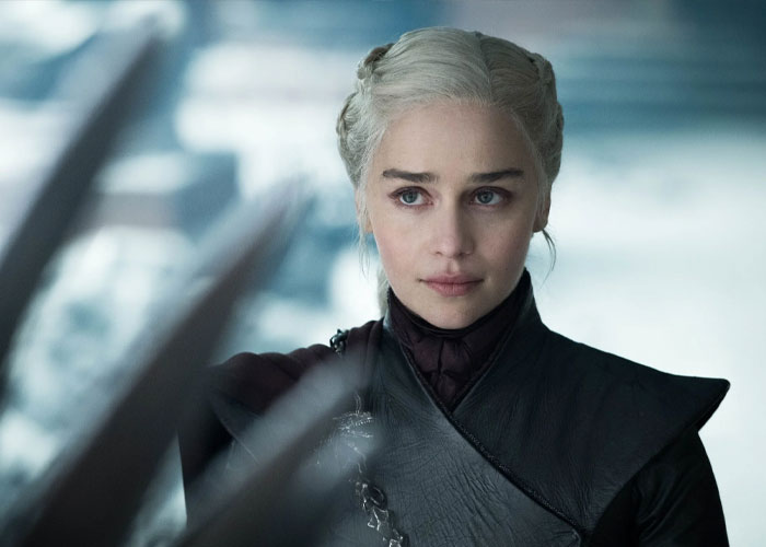 Emilia Clarke with platinum blonde hair and dark outfit, highlighting same surgeries and Hollywood face discussion online