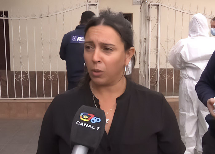 Woman speaking to Canal 7 reporter about mother accused of giving 9-year-old daughter anti-anxiety medication.