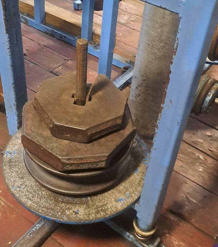 Rusty and incorrectly stacked weight plates on a gym machine demonstrating lack of common sense and safety awareness.