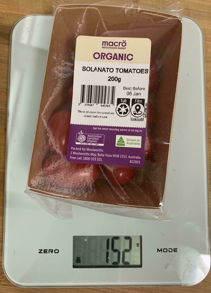 Misleading packaging of organic Solanato tomatoes showing 200g label but weighing only 152g on digital scale.