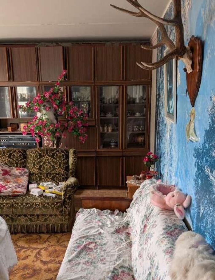 Sala retro con decoración única y listado inmobiliario entretenido, mostrando muebles antiguos y detalles llamativos.