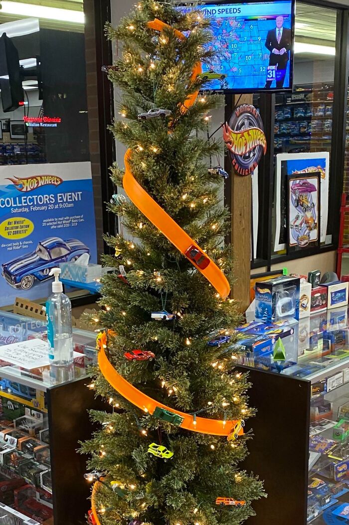 Christmas tree decorated with Hot Wheels tracks and cars, showcasing creative and inspiring small dream collections.