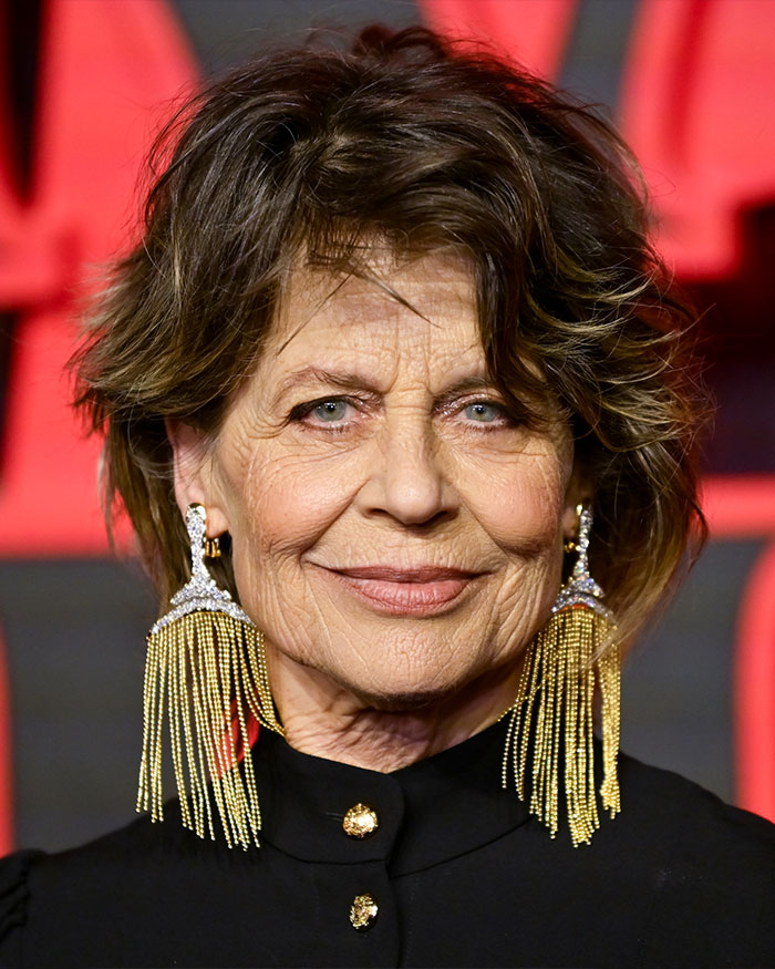 Linda Hamilton at a Hollywood event, showcasing natural aging and elegance amid Stranger Things Season 5 release. Linda Hamilton at a Hollywood event, showcasing natural aging and elegance amid Stranger Things Season 5 release.
