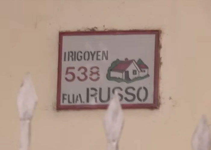 House number sign reading Irigoyen 538 with a small house illustration, related to mother accused of giving anti-anxiety medication.