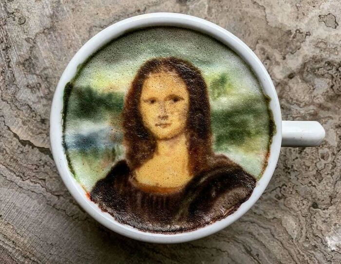 Latte art of the Mona Lisa in a white cup, showcasing creative people and their cool projects in coffee design.