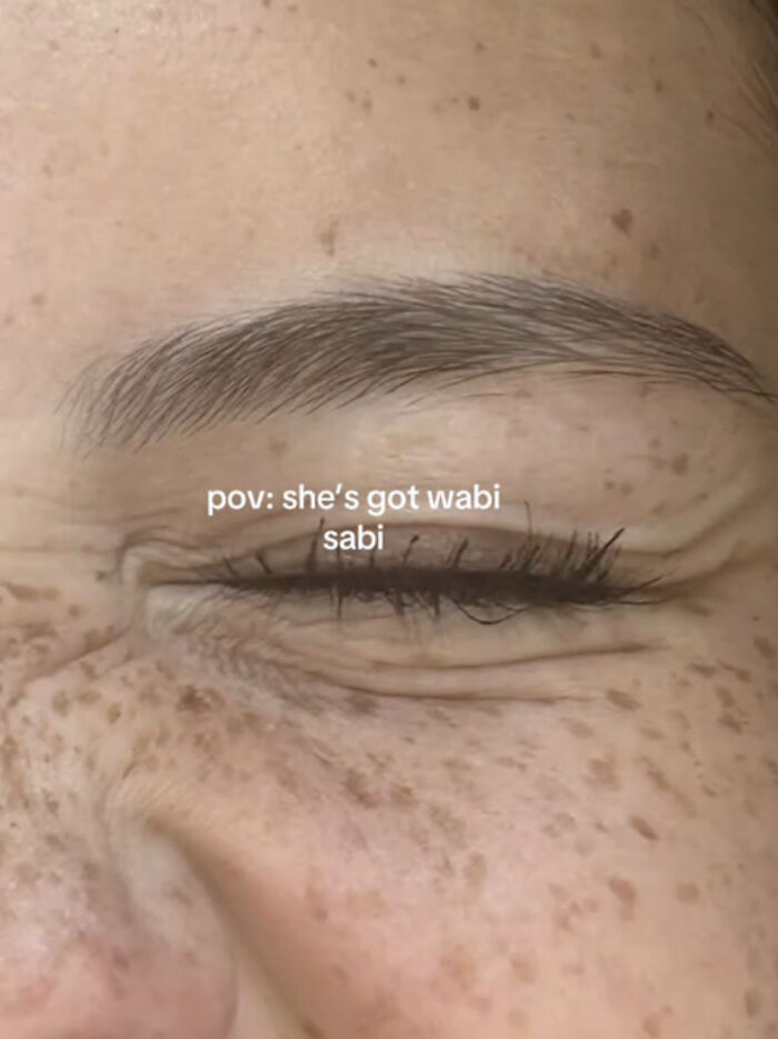 Primer plano de persona con ojos cerrados y pecas, celebrando lo que la hace única y especial con naturalidad.