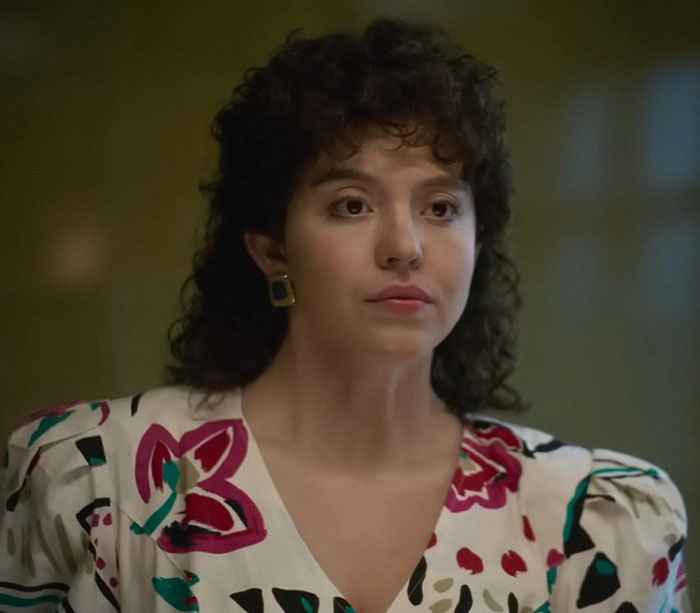 A plus-size model wearing floral print attire with curly hair, addressing Sydney Sweeney's body in a media setting. A plus-size model wearing floral print attire with curly hair, addressing Sydney Sweeney's body in a media setting.